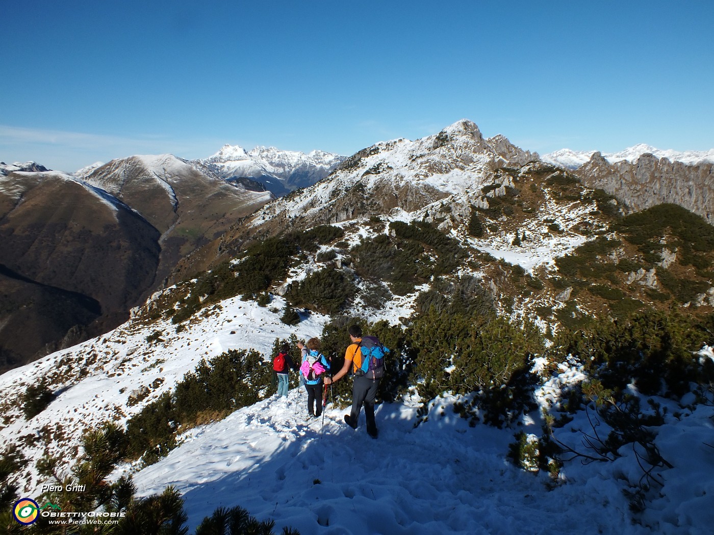 43 Scendendo dal Cancervo al Passo di Grialeggio  con vista in Venturosa.JPG